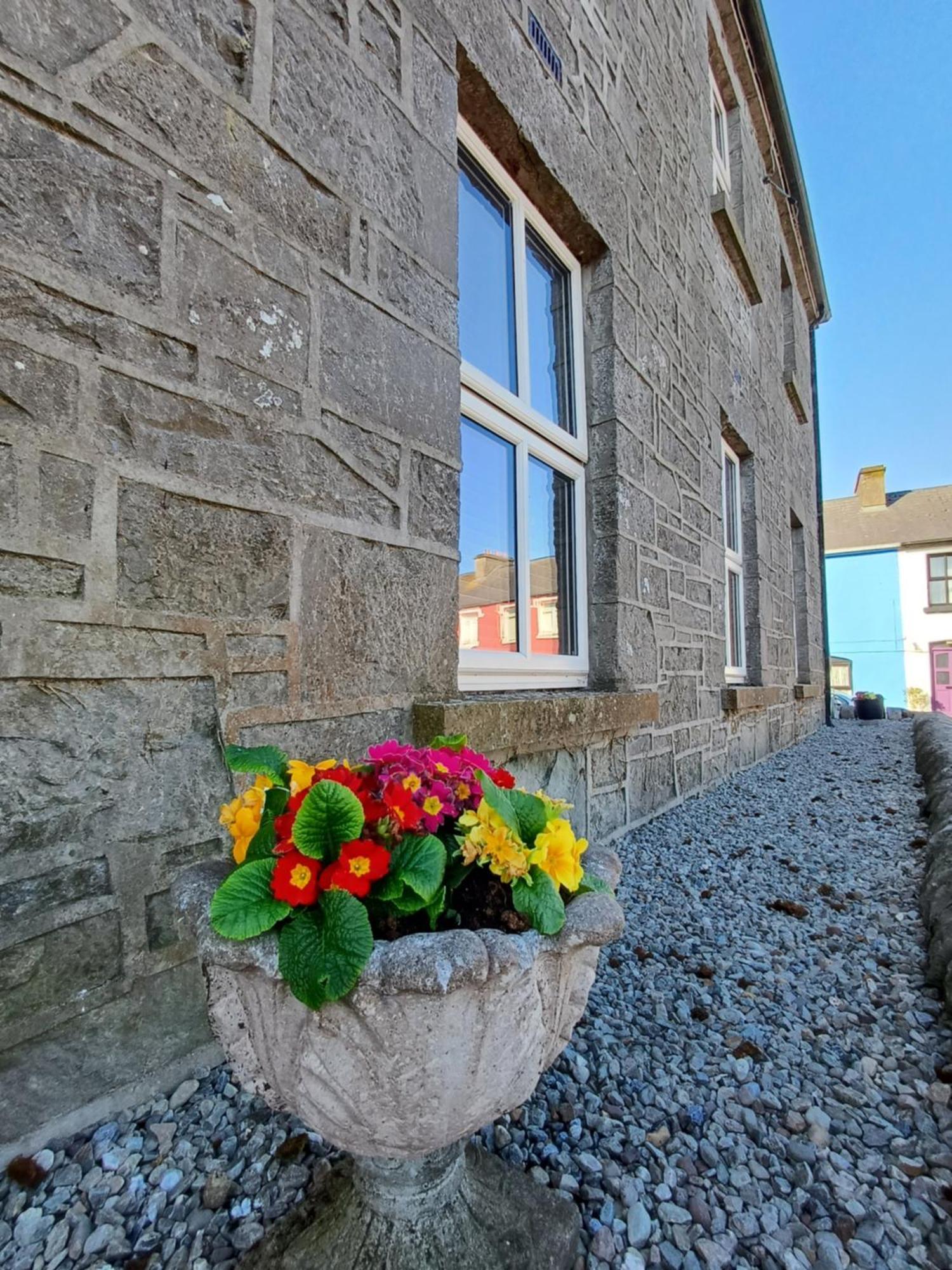 Clonbur House - Studio Village Apartment ゴールウェイ エクステリア 写真